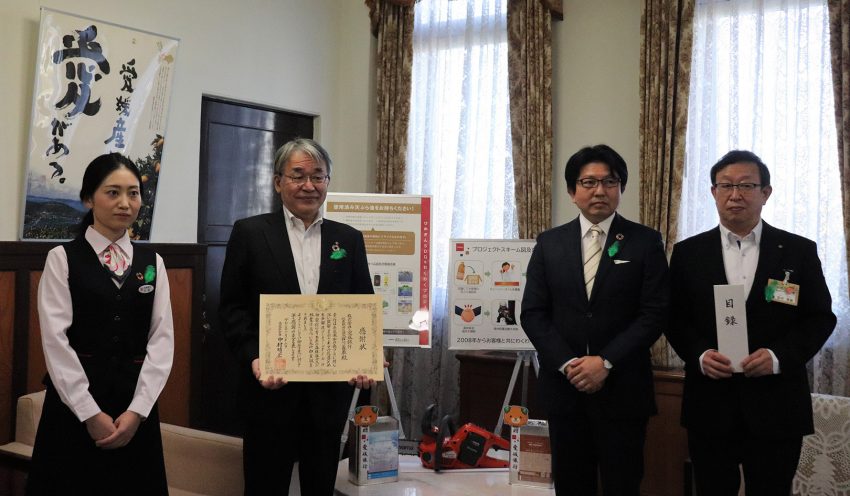 贈呈式に出席した愛媛銀の坪内宗士専務（左から２人目）と田中英樹副知事（右、10月26日、愛媛県庁）